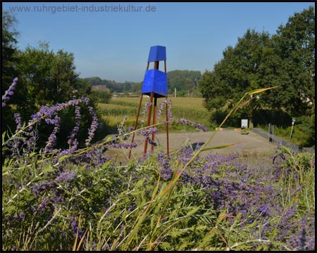 Am Fuße der Halde Großes Holz: Leuchtturm am Blütenband