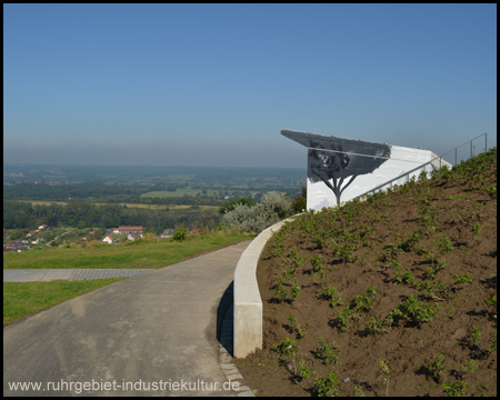 Schutzhütte und Rosenbeete mit Fernblick