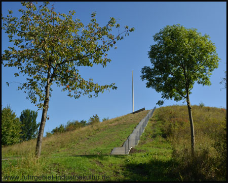 Treppe zum Gipfel der Adener Höhe