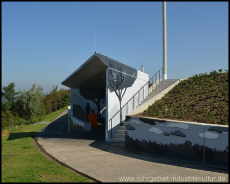 Schutzhütte unterhalb des Gipfels mit Bergkamener Motiven