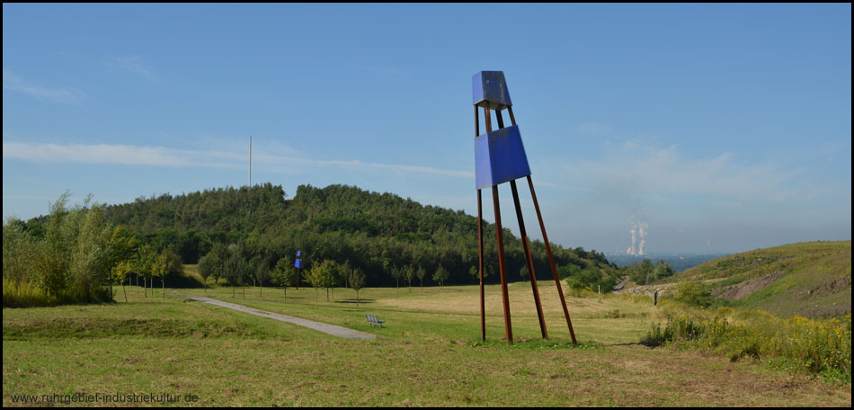 Typische blaue Leuchttürme im Korridorpark mit Blick auf die Adener Höhe und das Kohlekraftwerk in Lünen