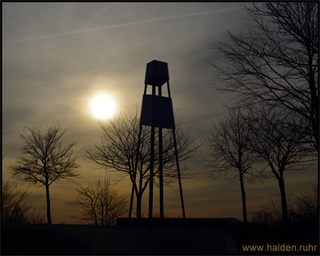 Leuchtturm auf der Adener Höhe im Gegenlicht der Wintersonne