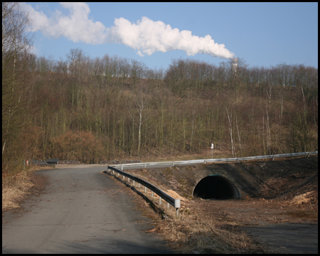 Alter, heute ungenutzter Tunnel unter der Halde (Südportal)