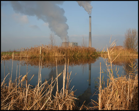 Teich auf der Halde Großes Holz mit dem Kraftwerk Bergkamen