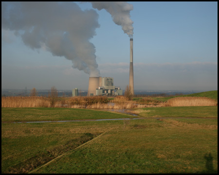 Baumplateau mit Wiesen, Hügeln, Gräben und Wasserflächen