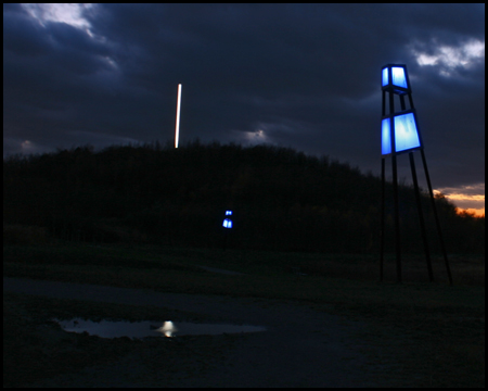 Adener Höhe mit der 30 Meter hohen Lichtskulptur "Impuls" ISO 100, Blende f5, Belichtung 2 Sekunden 