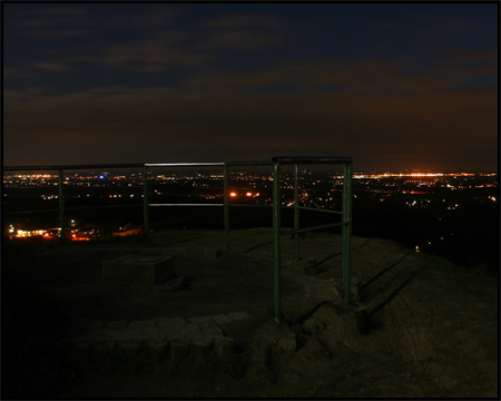 Vom "Pin" illuminiertes (altes) Plateau mit Blick nach Dortmund ISO 200, Blende f5, Belichtung 10 Sekunden 