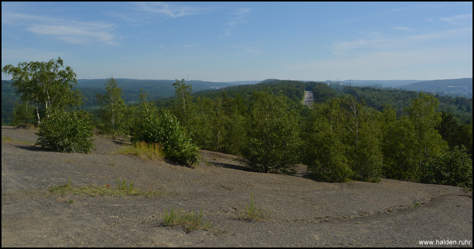 Blick von der Halde auf die Autobahn. Im Hintergrund ist die Halde Göttelborn zu erkennen