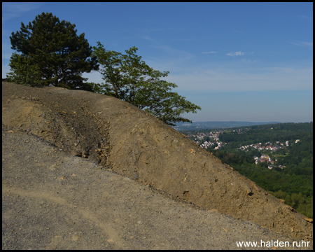 Die Erosionsrinnen reichen bis zum Gipfel