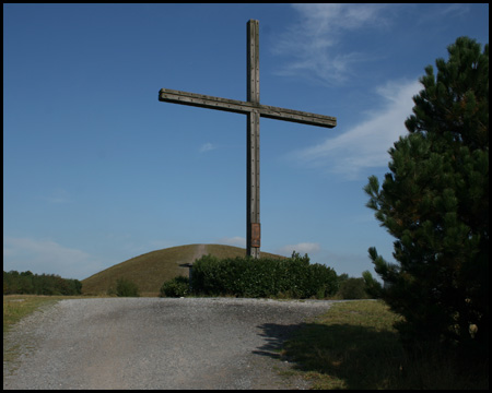 Holzkreuz und Altar von 1987 – Station XII