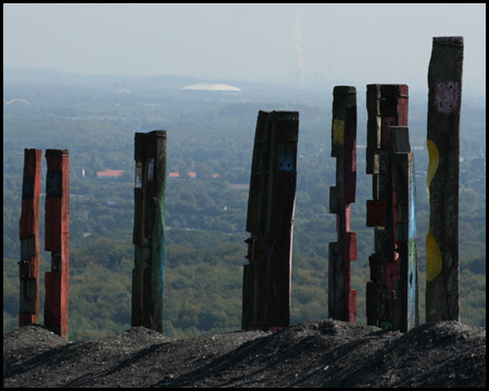 Totems von Halde Haniel, hinten die Veltins-Arena auf Schalke