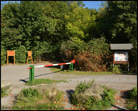 Beginn des Kreuzweges mit Wanderkarte im Süden der Halde