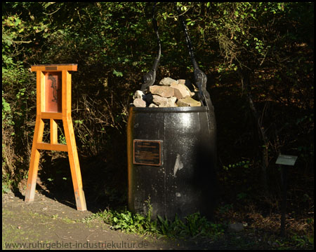 Station I mit Teufkübel am Wegesrand