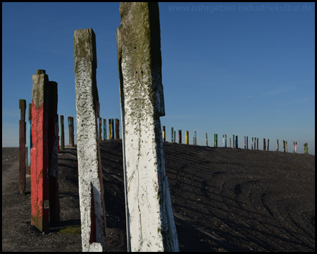 Die Totems von Halde Haniel zeichnen einen großen Halbbogen