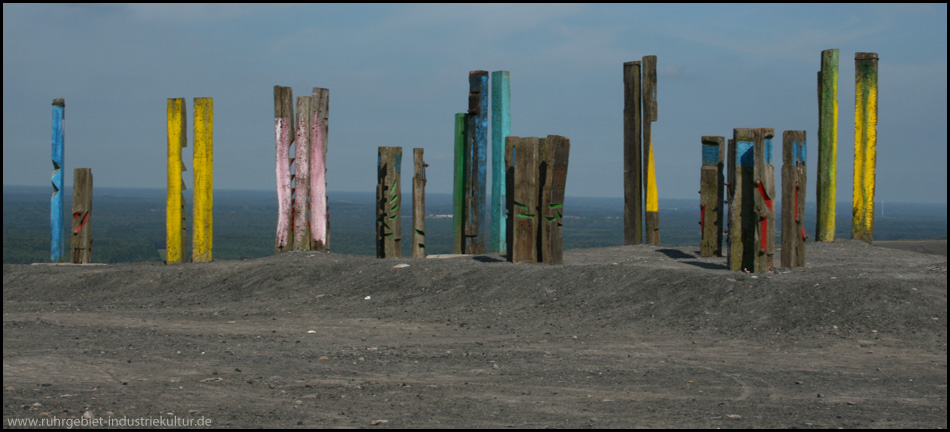 Eindrucksvolle Skulpturen »Totems« auf dem höchsten Punkt der Halde Haniel