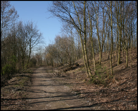 Breite Wege, die das Umrunden der Bergehalde ermöglichen