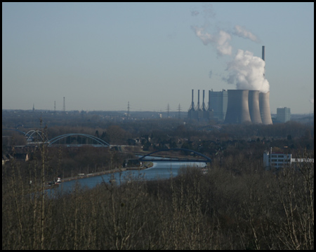 Sicht auf die zahlreichen Kanalbrücken und Kraftwerk Stockum