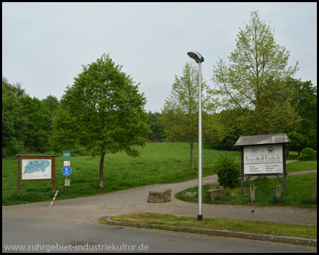 Zugang zu Freizeitzentrum und Halde (im Hintergrund)