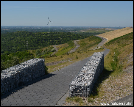 Aussicht von der Halde – Blick auf Halde Hoppenbruch nebenan