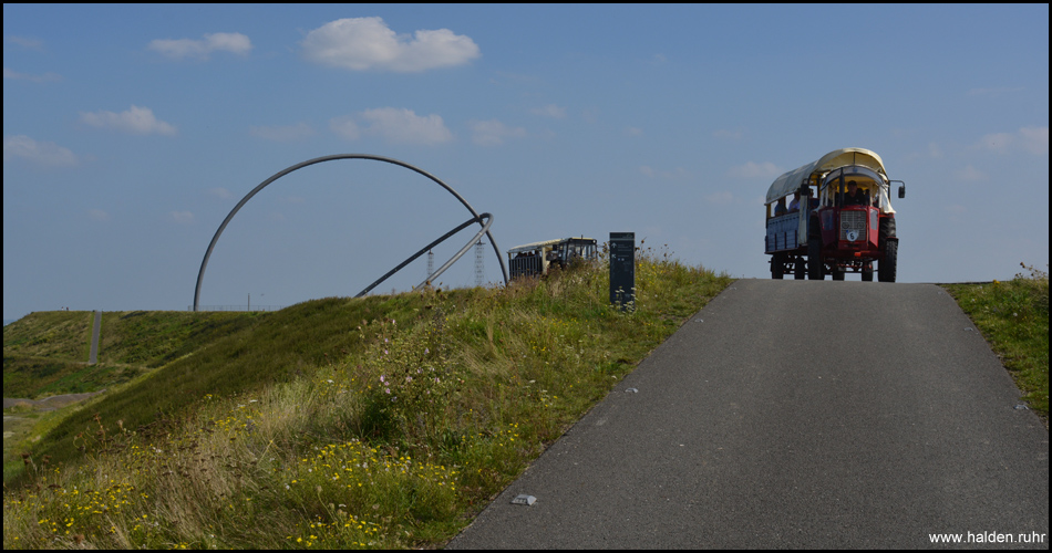 Zwei Planwagen am höchsten Punkt vor dem Horizontobservatorium: Nun geht es nur noch bergab bis zur Zeche Ewald