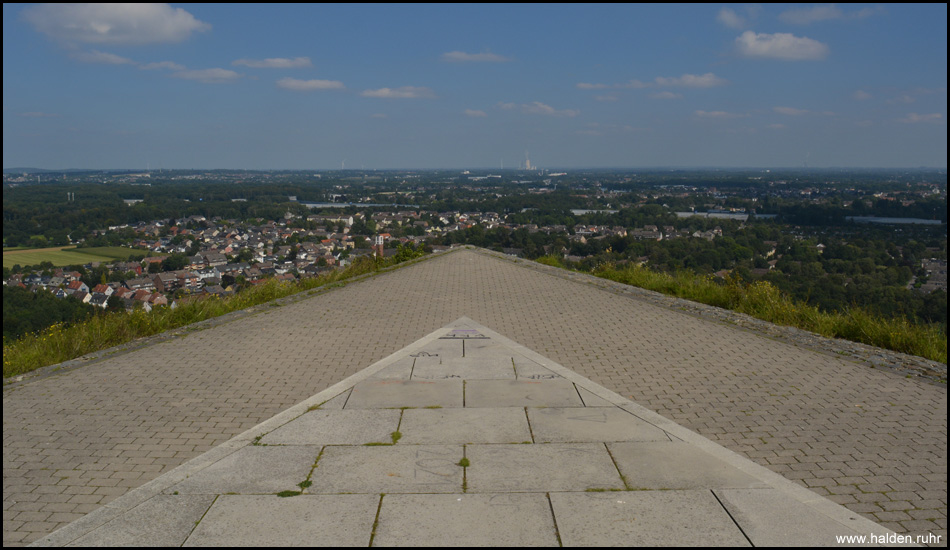 Ausblick auf das Ruhrgebiet vom "Tortenstück" auf dem Gipfel der Halde