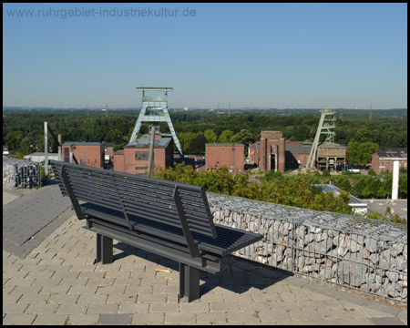 Panoramabank – Typisch Ruhrgebiet mit Blick auf eine Zeche