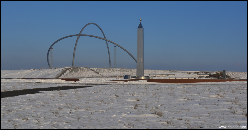 Schneeweiß mit azurblauem Himmel und einem scharfen Nordostwind: Sonnenuhr und Horizontobservatorium im Schnee