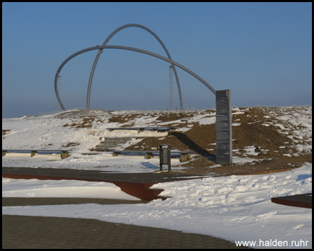 Blick vom Platz der Sonnenuhr zum Observatorium