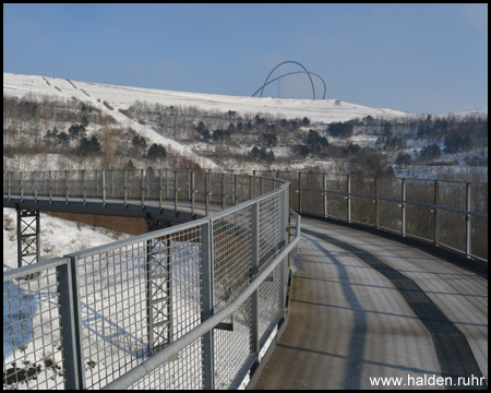 Die Promenadenbrücke am Südrand der Halde