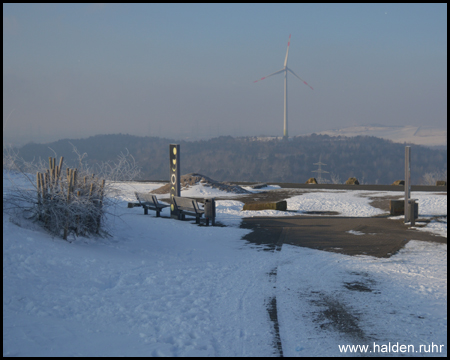 Blick zur Halde Hoppenbruch mit dem Windrad