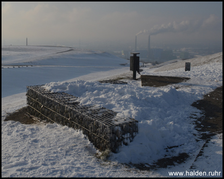 Verschneite Gipfellandschaft auf der Halde