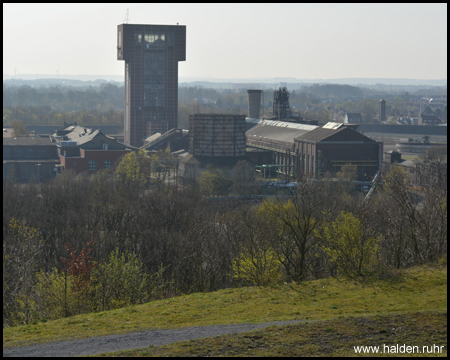 Blick auf die alte Zeche mit dem Hammerkopfturm