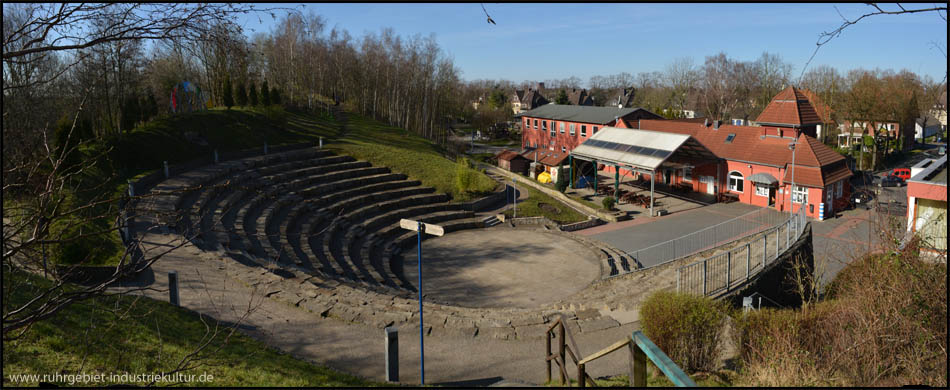 Amphitheater des Kulturzentrums AGORA in der Halde Ickern, rechts Kauengebäude und altes Zechentor