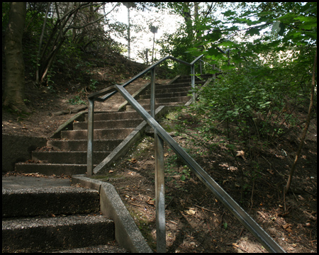 Versteckte Treppe hinter dem rosafarbenen Wohnturm