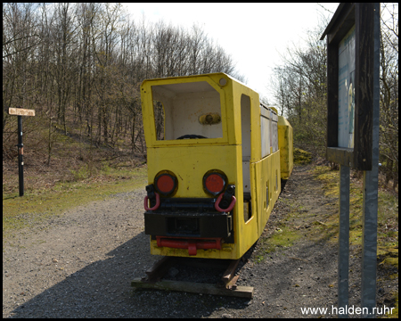 Eine Grubenbahn am Weg "Am Förderturm"