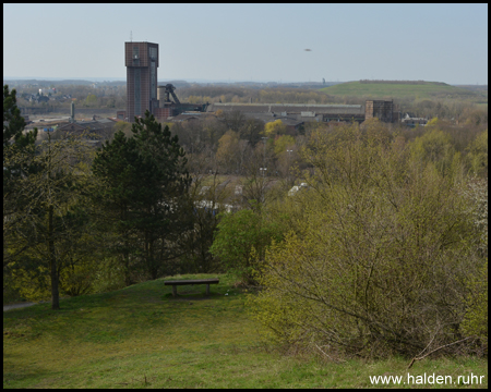 Blick zur Schachtanlage des Bergwerks Ost