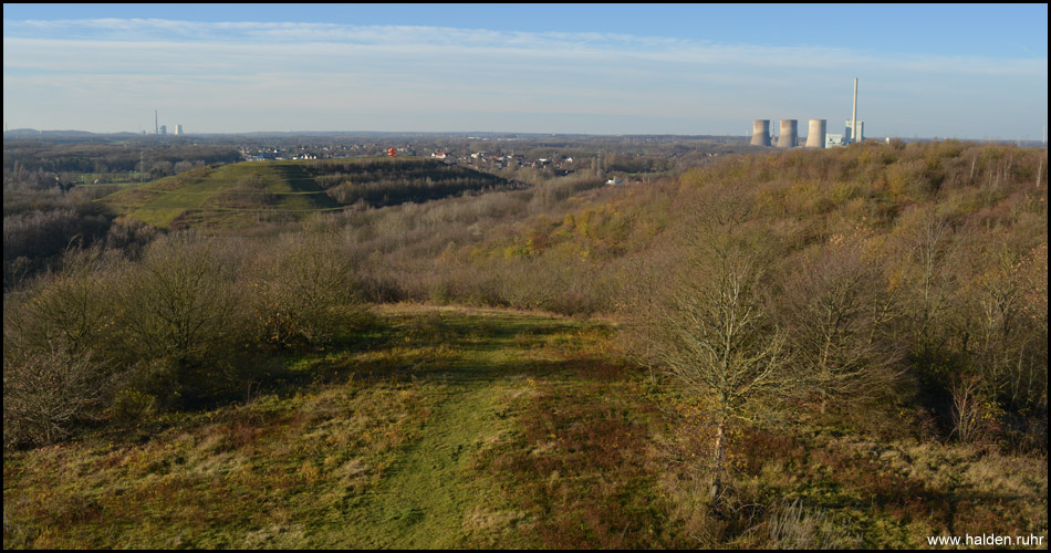 Blick vom Haldenzeichen zur Halde Humbert (siehe unten), zum Gerstein-Kraftwerk in Werne-Stockum und zur Halde Großes Holz