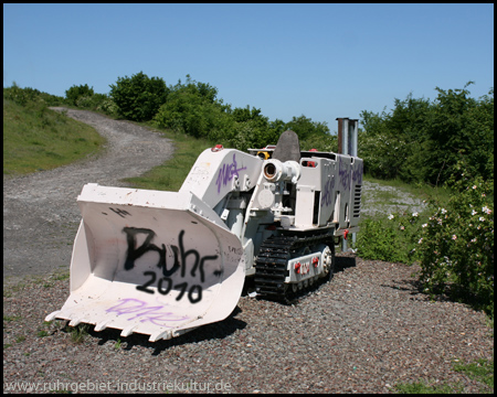 Bergbaulehrpfad mit einem kleinen Bagger