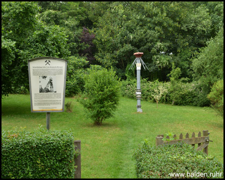 Hinter dem Zugang zum Kinderspielplatz war der Schacht