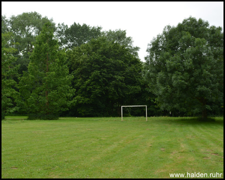 Kaum wahrnehmbare Spitzkegelhalde hinterm Fußballplatz