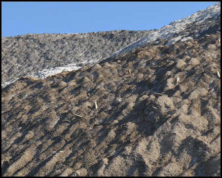 Blick auf das Bergematerial mit typischen Erosionsformen