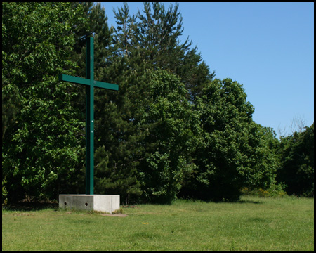 Grünes Gipfelkreuz am höchsten Punkt – 88 m ü. NN