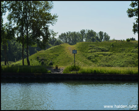 Halde Losheide vom anderen Kanalufer gesehen