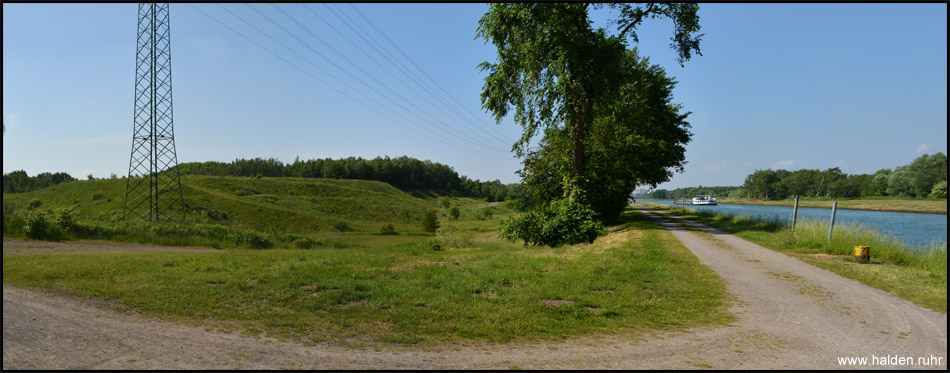 Radweg zwischen Halde Losheide und Kanal am Ufer entlang. Vorne sichtbar der jüngere Haldenteil