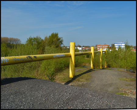 Gelb lackierte Rohre auf der Halde Lothringen I / II