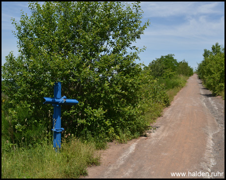 Blaues Kreuz auf dem Kreuzweg zum Haldengipfel