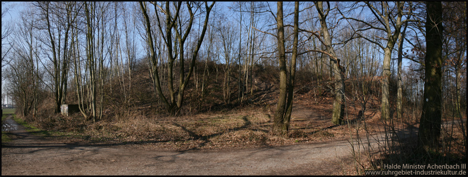 Panoramabild der Bergehalde Minister Achenbach III von Südost. Links sind Teile des ehemaligen Bunkers sichtbar.