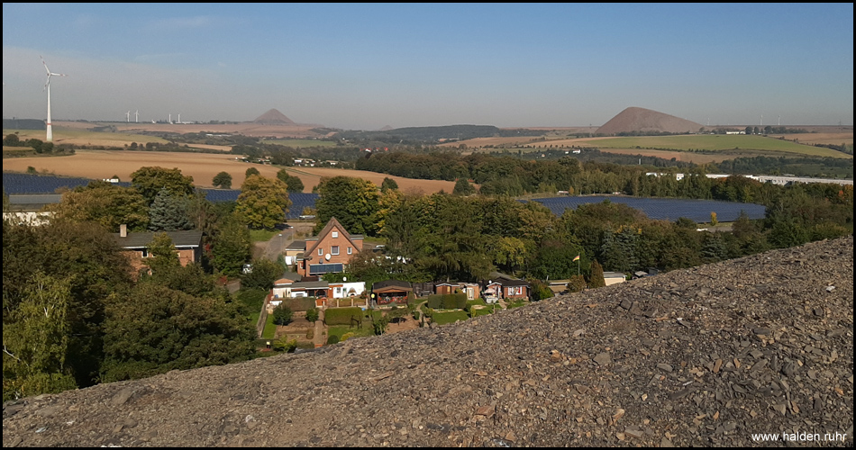 Ausblick von der Halde am Max-Lademann-Schacht mit Blick auf die "Pyramiden" im Mansfelder Land