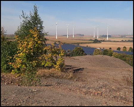 Aussicht von der Halde auf Windräder und Solaranlage