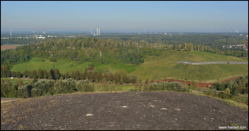 Südseite der abgesperrten Halde Graf Moltke III / IV, gesehen von der Mottbruchhalde